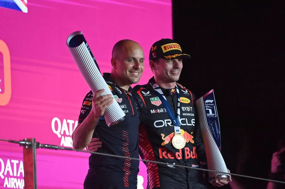 Gianpiero Lambiase, Race Engineer, Red Bull Racing, Max Verstappen, Red Bull Racing, 1e plaats, op het podium met de trofee&euml;n