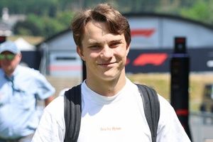 Prost respalda a Oscar Piastri y reconoce: "Se comporta como yo lo hacía"