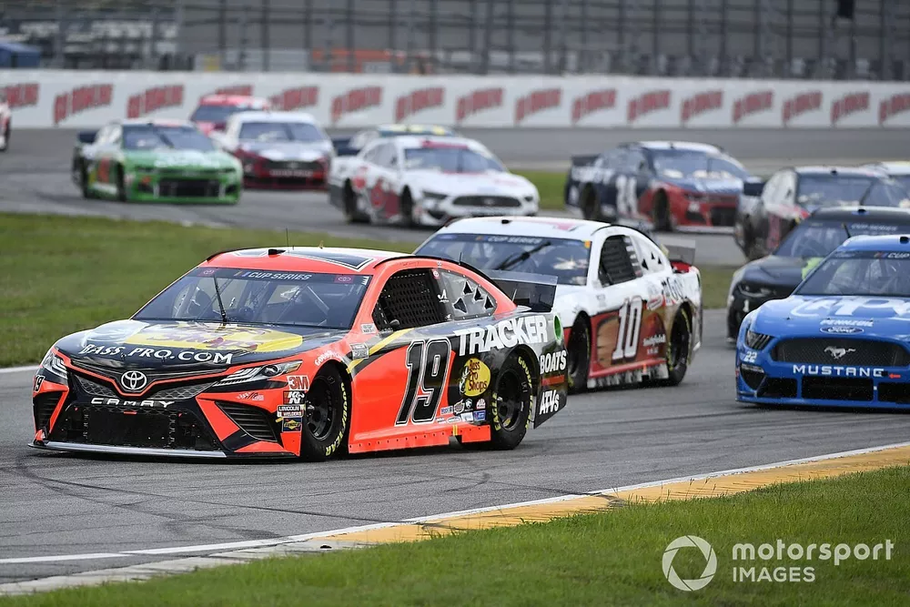 Martin Truex Jr., Joe Gibbs Racing, Toyota Camry Bass Pro Shops, Aric Almirola, Stewart-Haas Racing, Ford Mustang Go Bowling