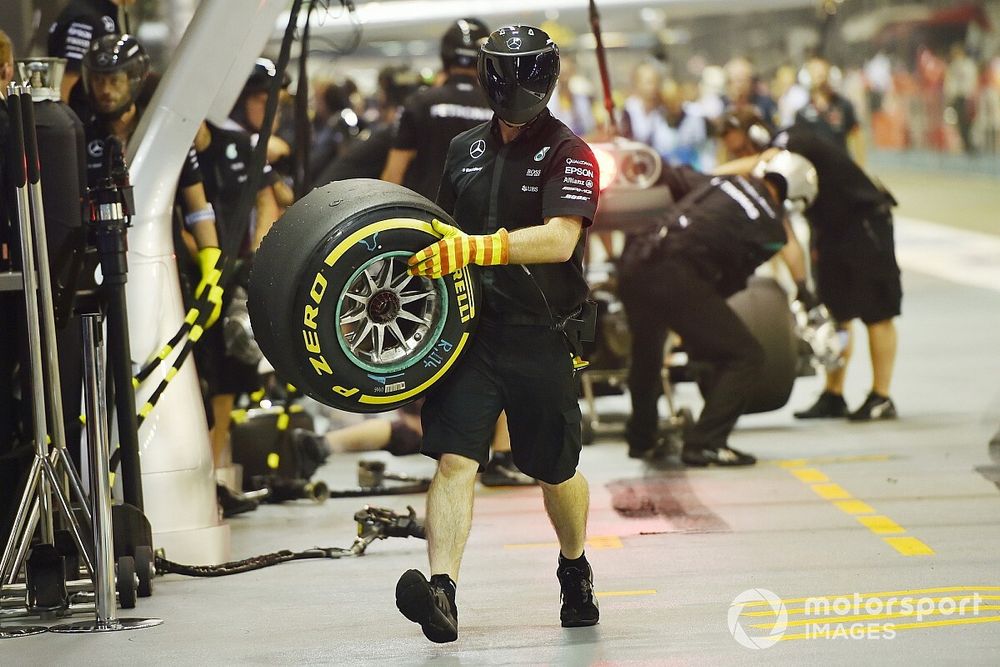 Mec&aacute;nico de Mercedes AMG F1 con neum&aacute;tico Pirelli