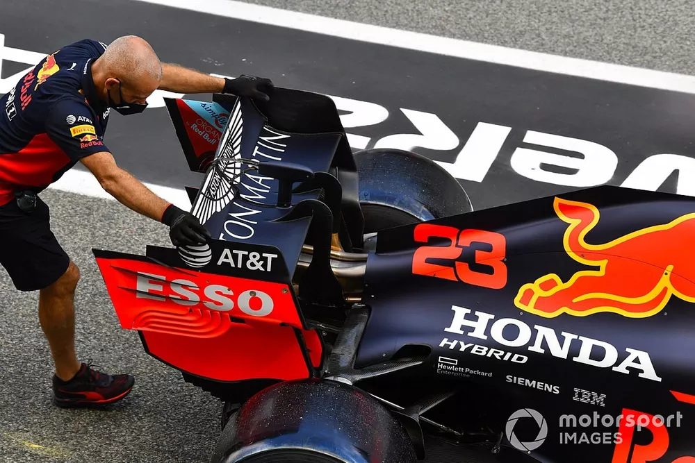 Los mec&aacute;nicos empujan el Red Bull Racing RB16 de Alexander Albon en el pit lane