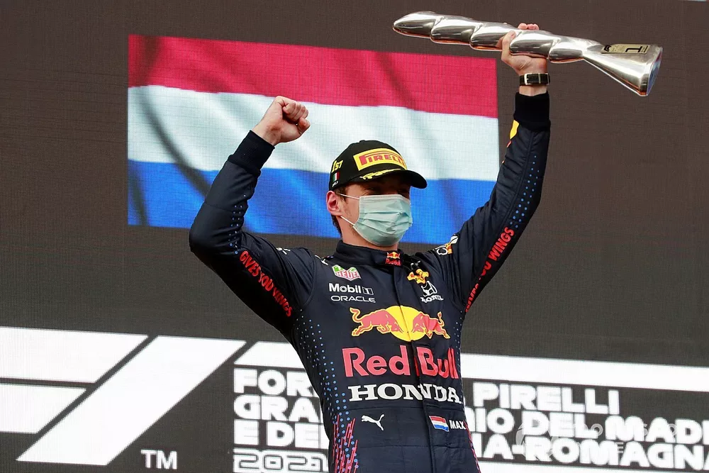 Max Verstappen, Red Bull Racing, vainqueur, avec son troph&eacute;e