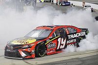 Truex vence a Hamlin en la carrera pospuesta de Martinsville