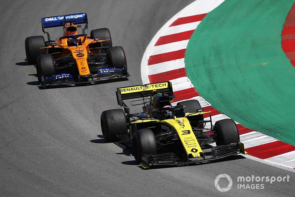 Daniel Ricciardo, Renault R.S.19, devant Carlos Sainz Jr., McLaren MCL34