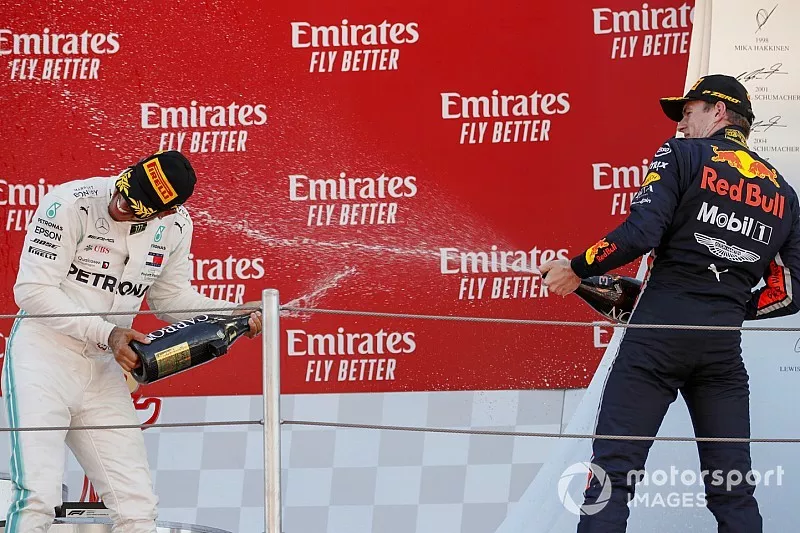 Racewinnaar Lewis Hamilton, Mercedes AMG F1 en Max Verstappen, Red Bull Racing op het podium met champagne