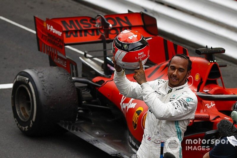 Lewis Hamilton, Mercedes AMG F1, 1st position, lifts his helmet in tribute to the late Niki Lauda