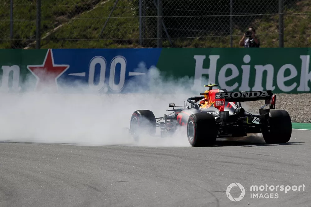 Sergio Perez, Red Bull Racing RB16B effettua testacoda durante le qualifiche