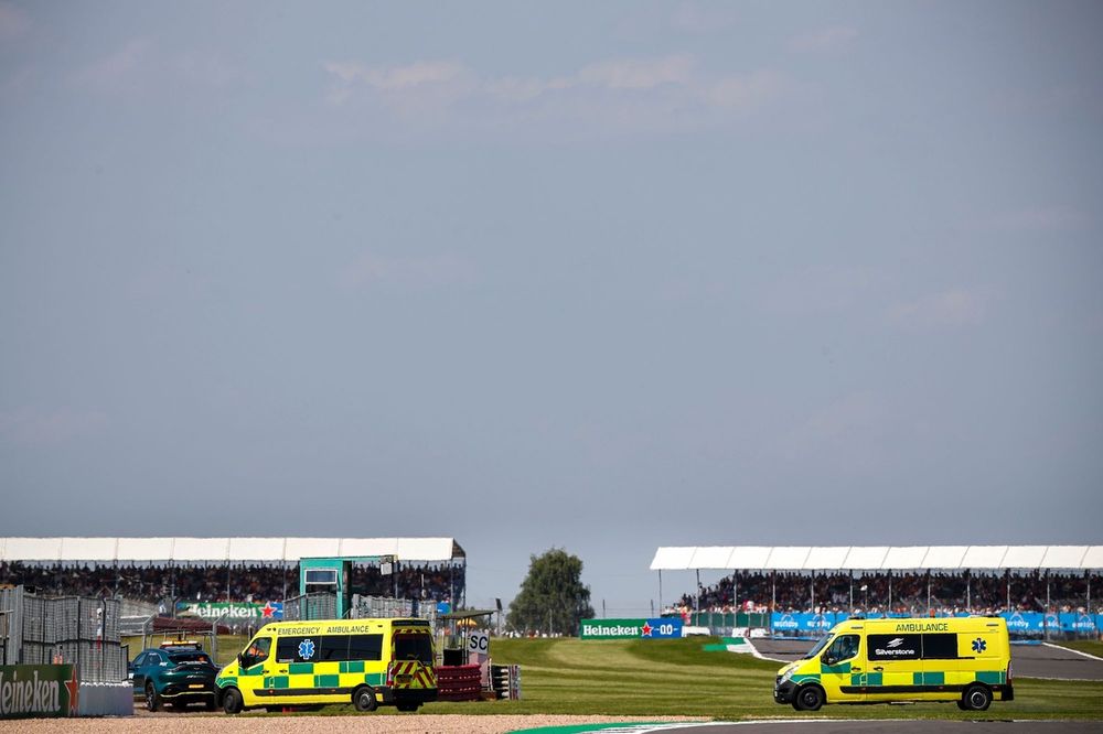 Coche m&eacute;dico Aston Martin DBX y ambulancias tras el choque entre Lewis Hamilton, Mercedes W12 y Max Verstappen, Red Bull Racing RB16B 