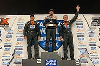 Dw&oacute;ch Elliott&oacute;w na podium