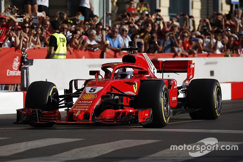 Vettel : petit accident en démonstration à Milan avec la Ferrari