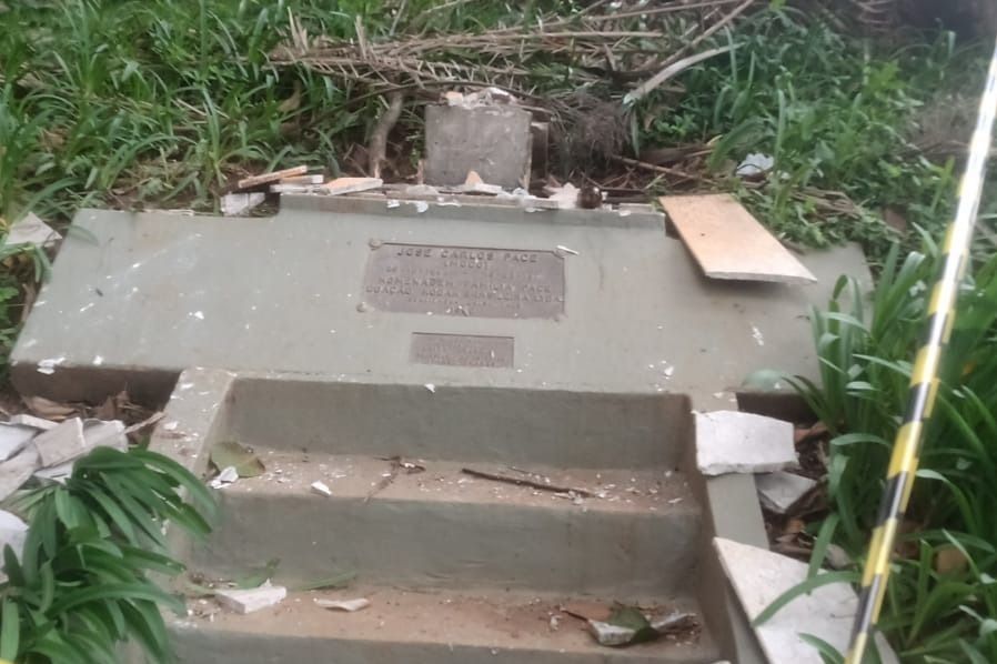 Busto Pace destru&iacute;do