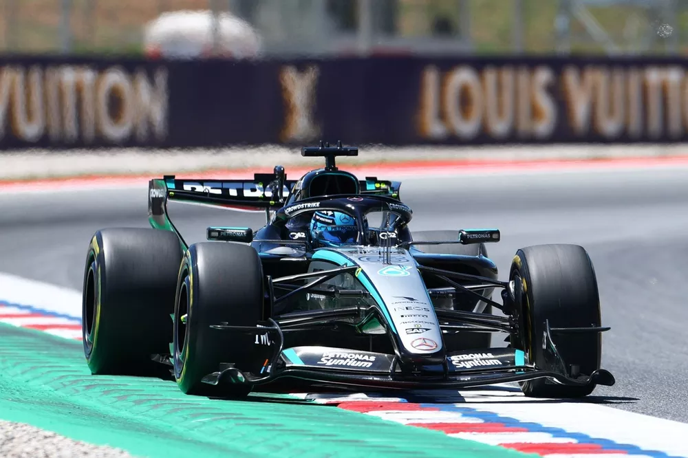 Russell lidera la FP1 en Barcelona y Aston Martin confirma sus peores temores