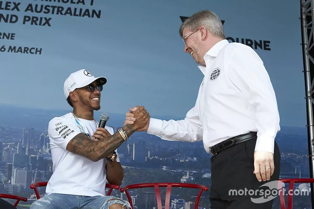 Lewis Hamilton, Mercedes AMG, con Ross Brawn