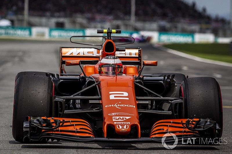 Stoffel Vandoorne, McLaren MCL32 arriveert op het circuit