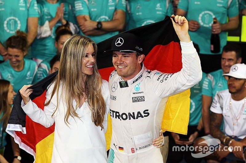 スポーツ選手 Nico Rosberg 2016 Mercedes Used Bottle Nico Rosberg 2016 Mercedes Used Bottle - メルカリ