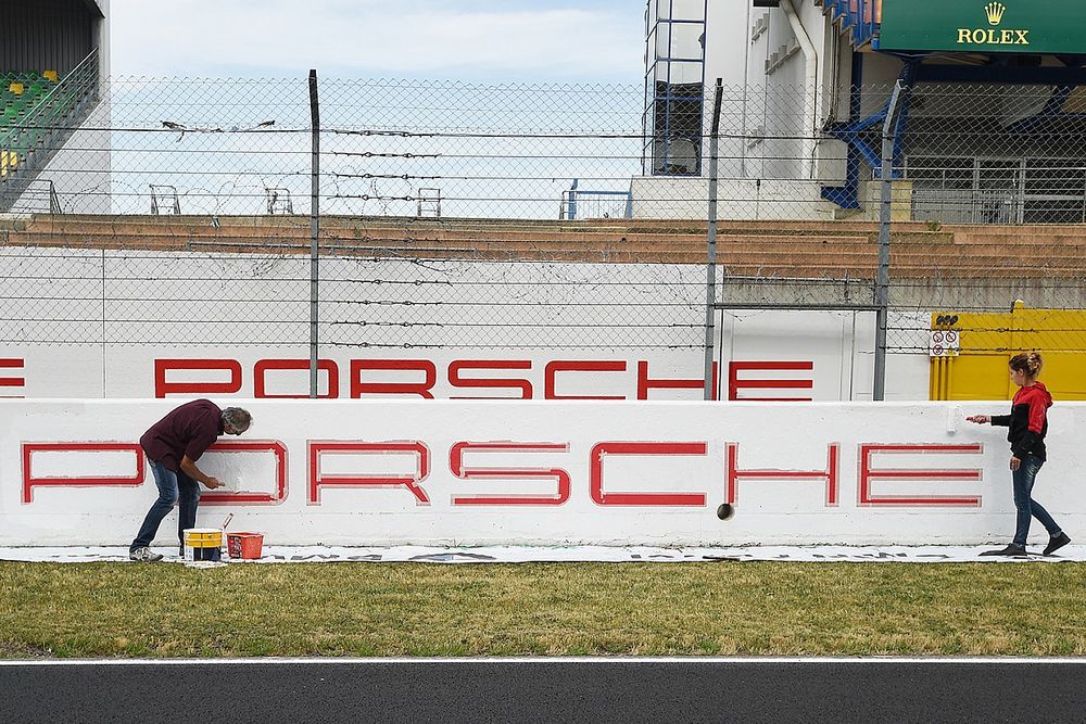 Pintores terminar un banner de Porsche en la recta la meta