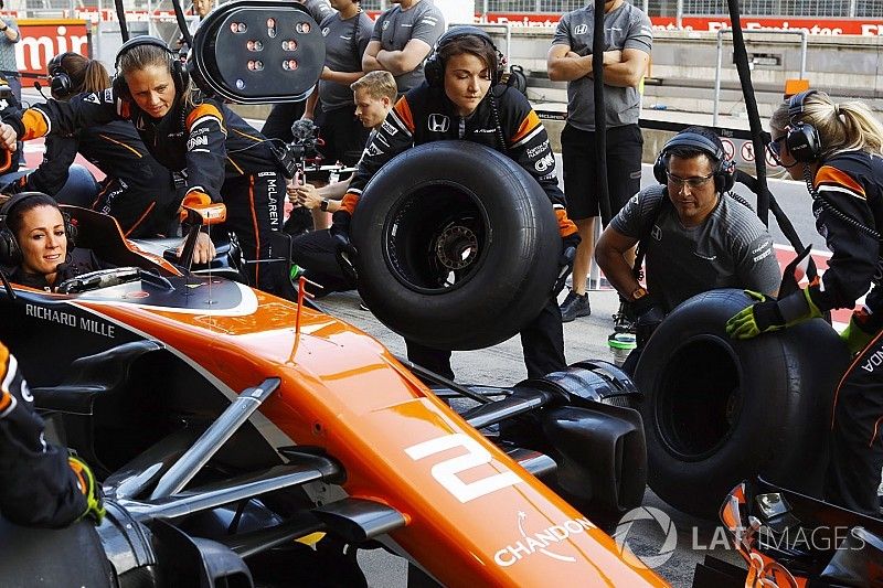 El equipo McLaren organiza una parada en boxes femenino