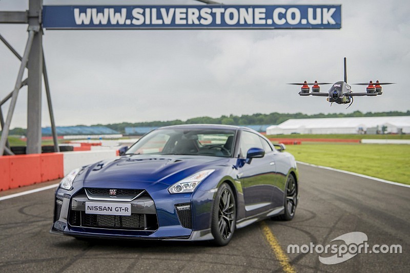 Bijzondere race: coureur in Nissan GT-R vs. wereldkampioen droneracen