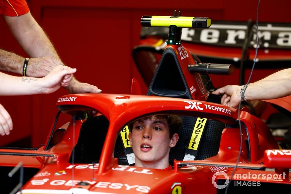 Oliver Bearman, Scuderia Ferrari en el garaje 