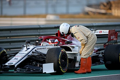 Éld át Räikkönen első tesztnapját az Alfa Romeóval Barcelonában: képgaléria