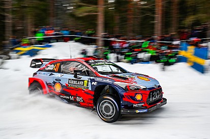 Svezia, PS1: Neuville parte forte e precede Ogier. Gronholm inizia con l'ottavo tempo