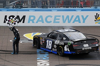 Kyle Busch sigue su dominio y gana en Phoenix