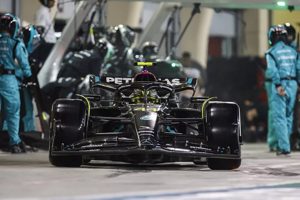 Lewis Hamilton, Mercedes F1 W14, verlaat zijn pitbox
