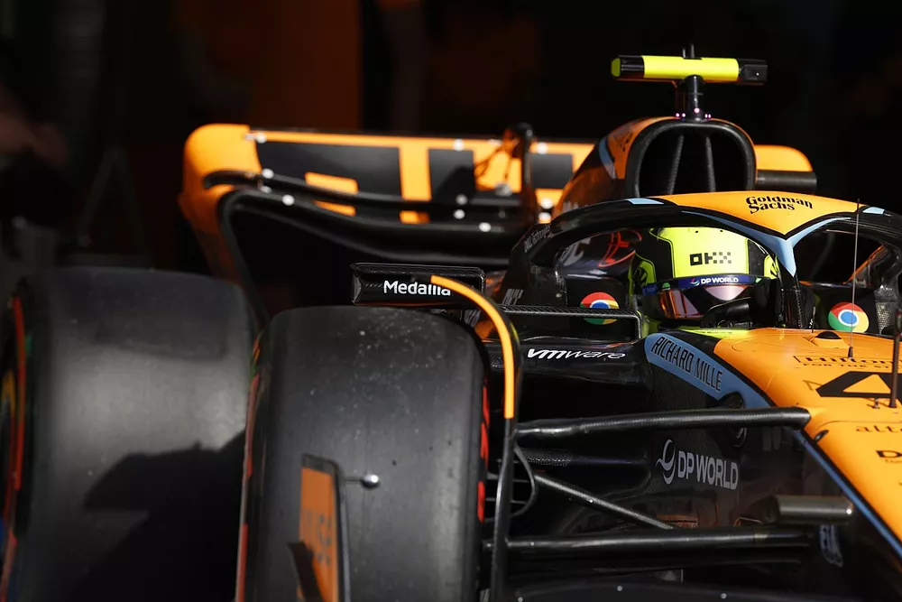 Lando Norris, McLaren MCL60, sort du garage