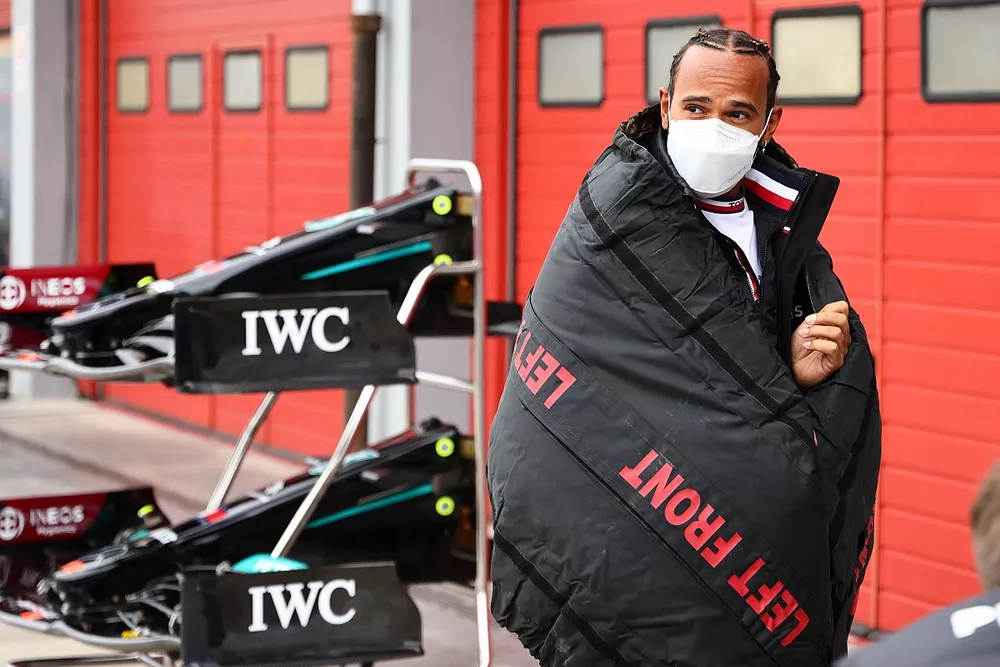 Sir Lewis Hamilton, Mercedes, envuelto en una manta de neumáticos