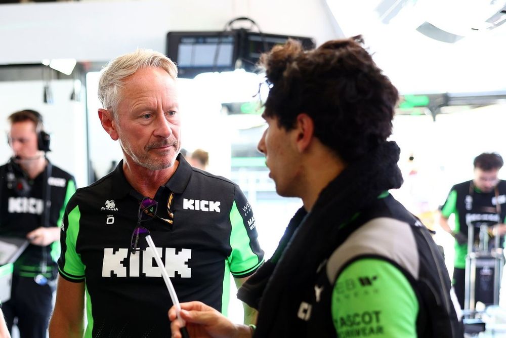 Mattia Binotto, director de operaciones y director de tecnología del equipo Stake F1 Kick Sauber Jonathan Wheatley, director del equipo Stake F1 Kick Sauber, Gabriel Bortoleto, Kick Sauber