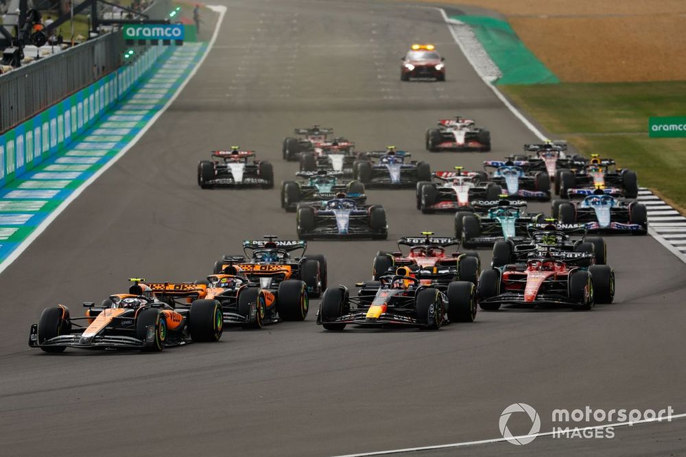Lando Norris, McLaren MCL60, Max Verstappen, Red Bull Racing RB19, Oscar Piastri, McLaren MCL60, Charles Leclerc, Ferrari SF-23, Carlos Sainz, Ferrari SF-23, the rest of the field at the start