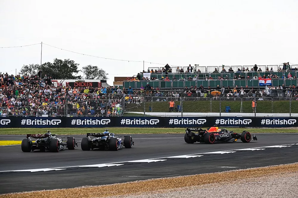 Max Verstappen, Red Bull Racing RB19, Esteban Ocon, Alpine A523, Lewis Hamilton, Mercedes F1 W14
