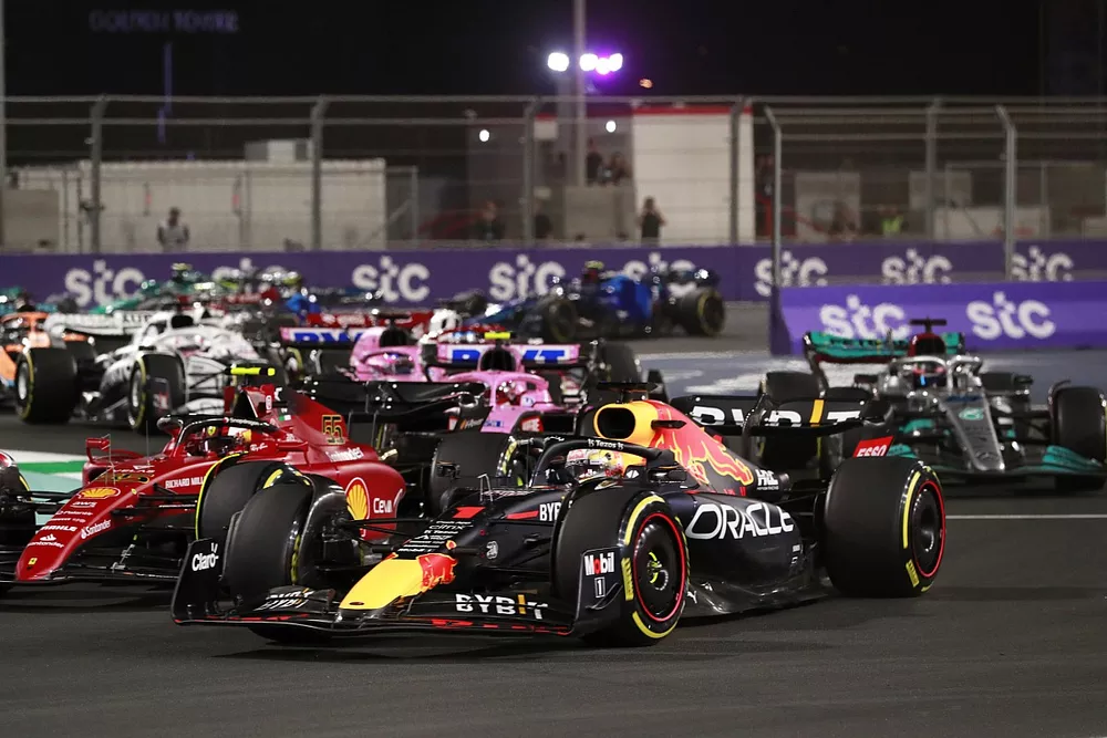 Max Verstappen, Red Bull Racing RB18, Carlos Sainz Jr., Ferrari F1-75, Esteban Ocon, Alpine A522, George Russell, Mercedes W13