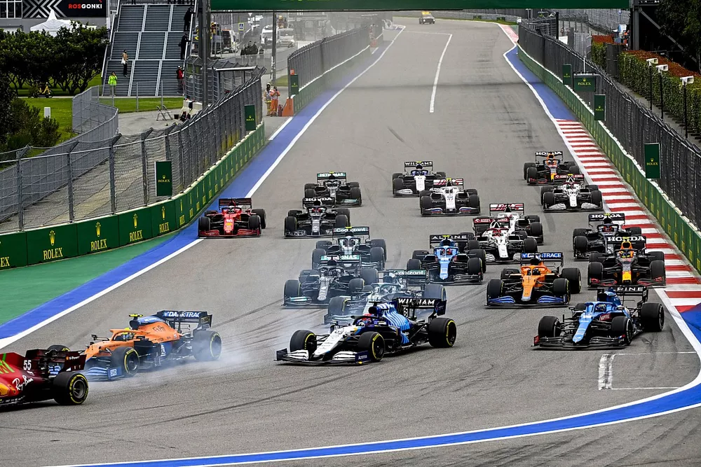Carlos Sainz Jr., Ferrari SF21, Lando Norris, McLaren MCL35M, George Russell, Williams FW43B, Fernando Alonso, Alpine A521, Lance Stroll, Aston Martin AMR21, Lewis Hamilton, Mercedes W12, et le reste des monoplaces au d&eacute;part