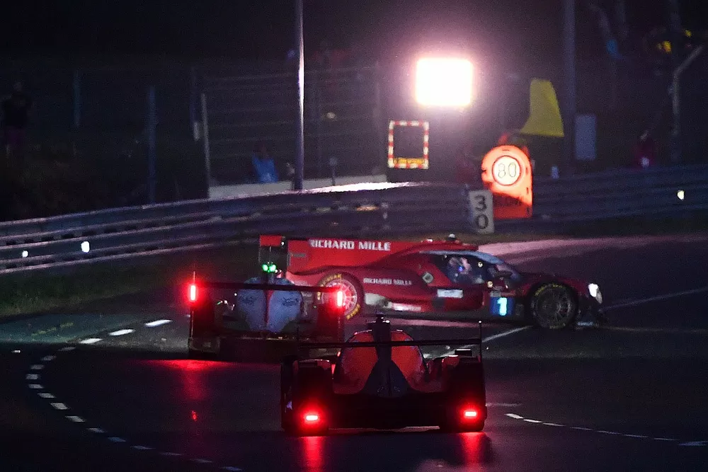 #74 Racing Team India Eurasia Ligier JSP217 - Gibson LMP2, James Winslow, John Corbett, Tom Cloet raakt de #1 Richard Mille Racing Team Oreca 07 - Gibson LMP2 van Tatiana Calderon, Sophia Floersch, Beitske Visser