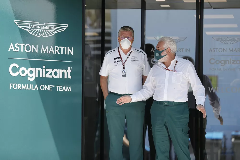 Otmar Szafnauer, Team Principal y CEO, Aston Martin F1, y Lawrence Stroll, propietario de Aston Martin F1