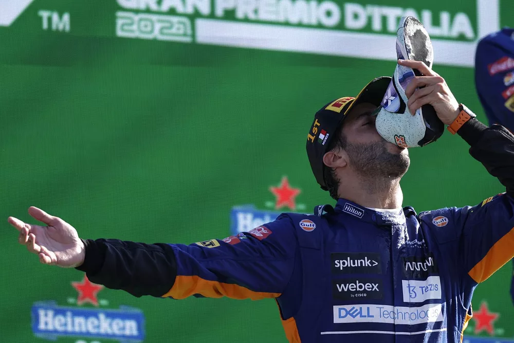 Daniel Ricciardo, McLaren, 1e positie, doet een shoey op het podium