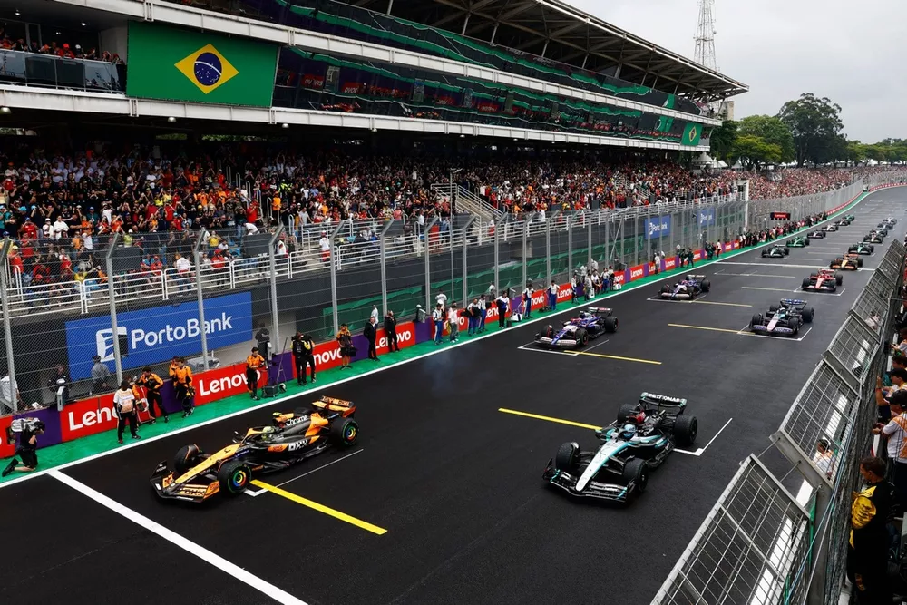 Lando Norris, McLaren MCL38, George Russell, Mercedes F1 W15, Yuki Tsunoda, RB F1 Team VCARB 01, the rest of the field pull away for the formation lap