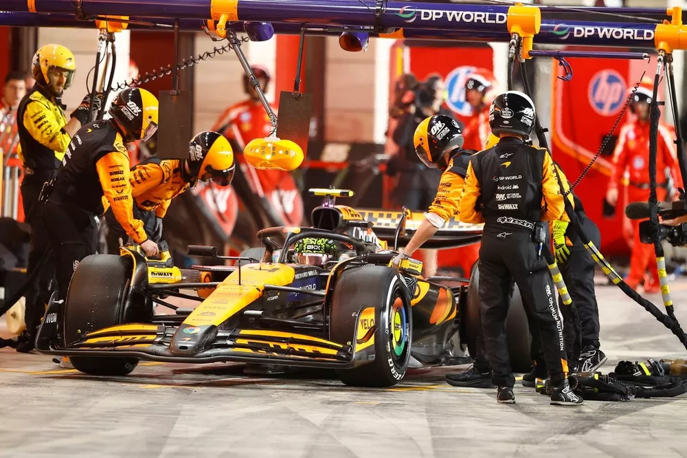 Lando Norris, McLaren MCL38, observe sa p&eacute;nalit&eacute;