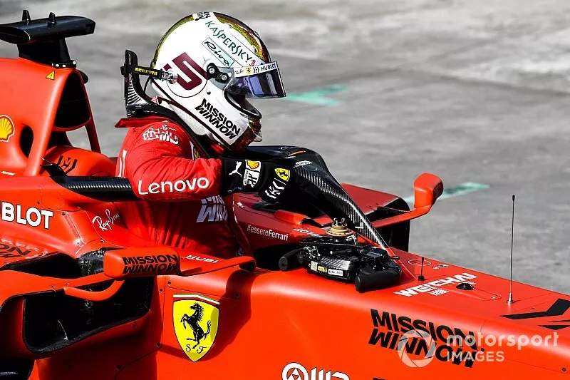 Sebastian Vettel, Ferrari, se baja de su coche despu&eacute;s de la calificaci&oacute;n