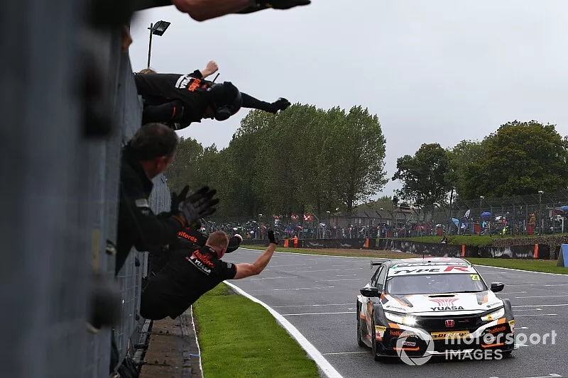 Race winner Dan Cammish,  Halfords Yuasa Team Dynamics Honda Civic 