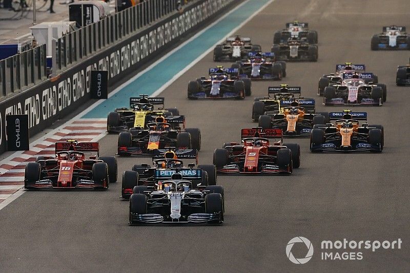 Lewis Hamilton, Mercedes AMG F1 W10, leads Max Verstappen, Red Bull Racing RB15, Charles Leclerc, Ferrari SF90, Sebastian Vettel, Ferrari SF90, Alexander Albon, Red Bull RB15, Lando Norris, McLaren MCL34 and the rest of the pack at the start