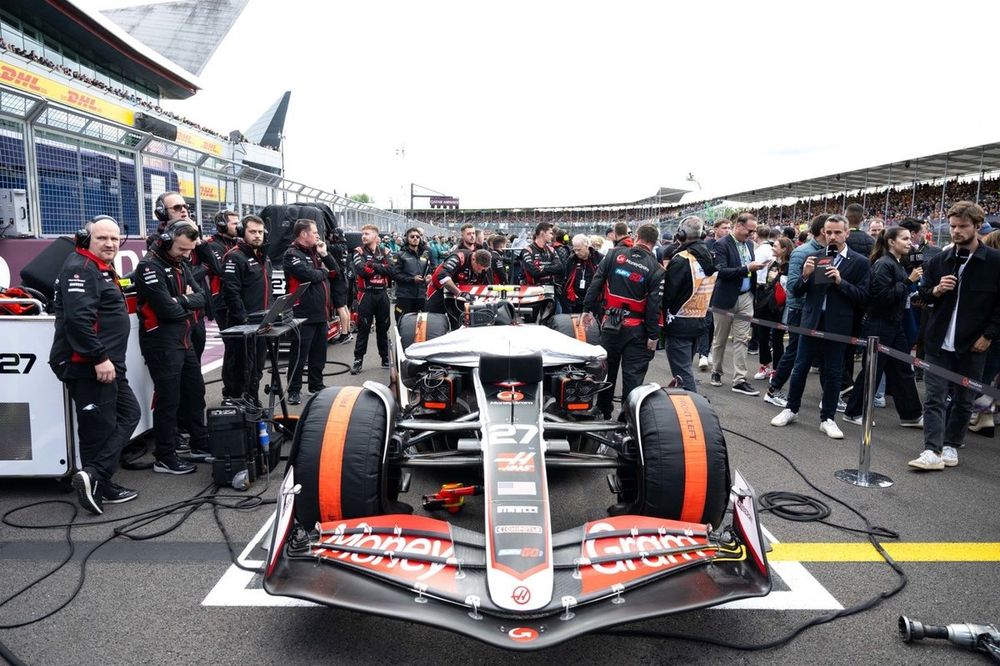 Haas F1 team members on the grid with the car of Nico Hulkenberg, Haas VF-24