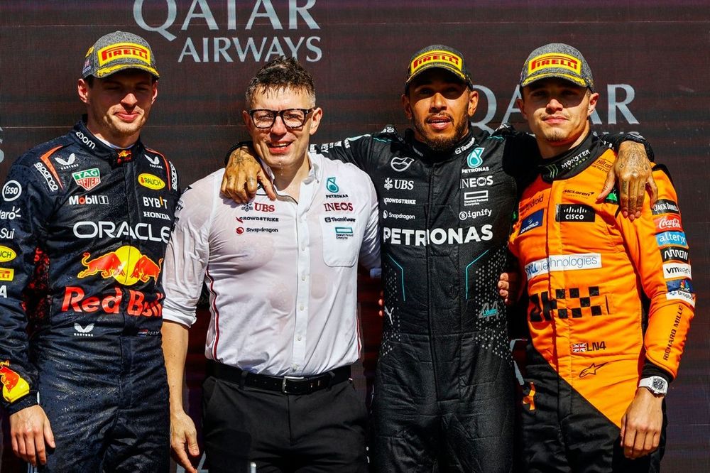 Max Verstappen, Red Bull Racing, 2e positie, Peter Bonnington, Senior Race Engineer, Mercedes-AMG F1 Team, Lewis Hamilton, Mercedes-AMG F1 Team, 1e positie, Lando Norris, McLaren F1 Team, 3e positie, op het podium.