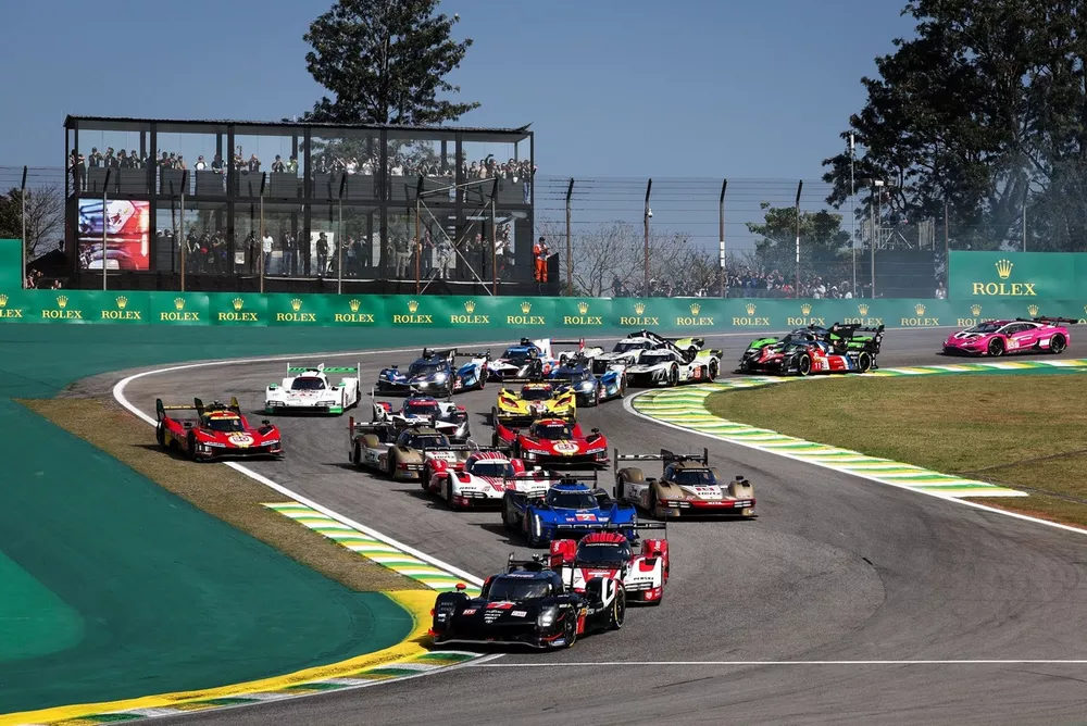 Start action, #7 Toyota Gazoo Racing Toyota GR010 - Hybrid: Mike Conway, Kamui Kobayashi, Nyck de Vries leads