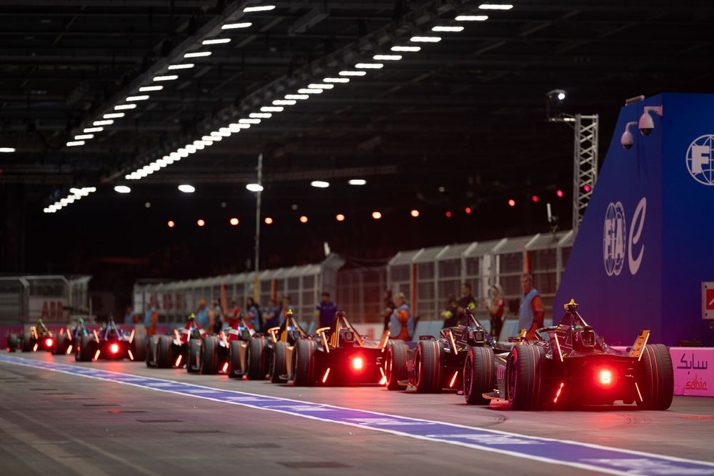 Sergio Sette Camara, ERT Formula E Team, ERT X24, Dan Ticktum, ERT Formula E Team, ERT X24, para la salida de boxes.