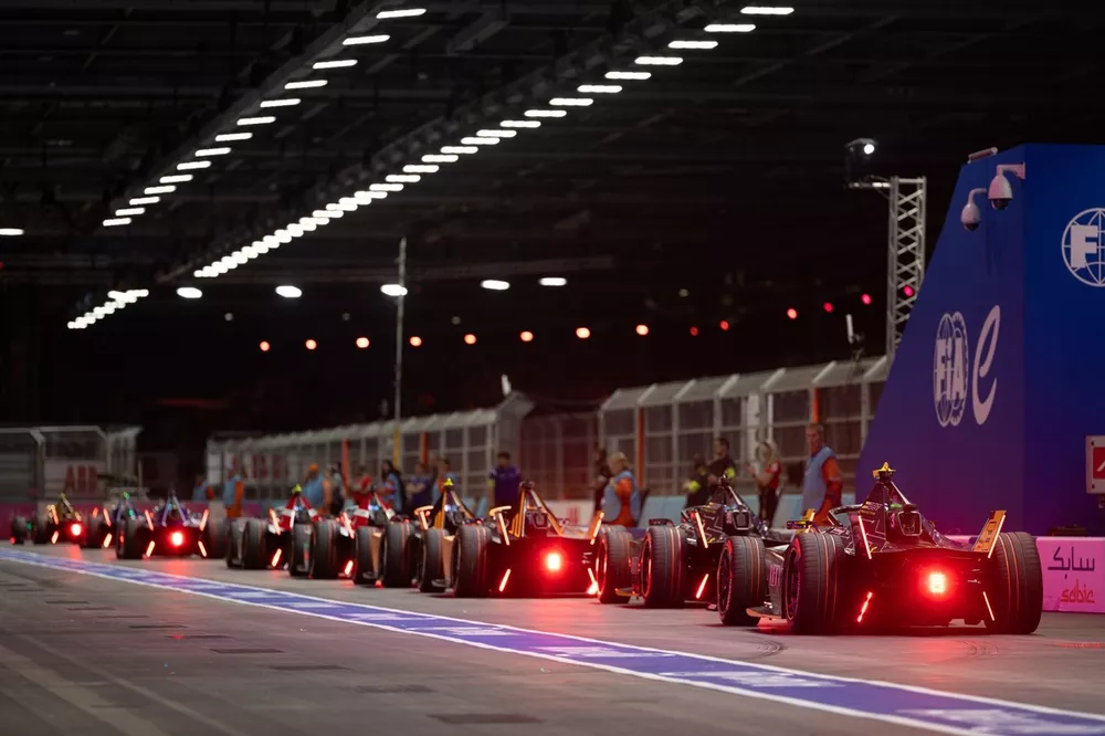 Sergio Sette Camara, ERT Formula E Team, ERT X24, Dan Ticktum, ERT Formula E Team, ERT X24, para la salida de boxes.
