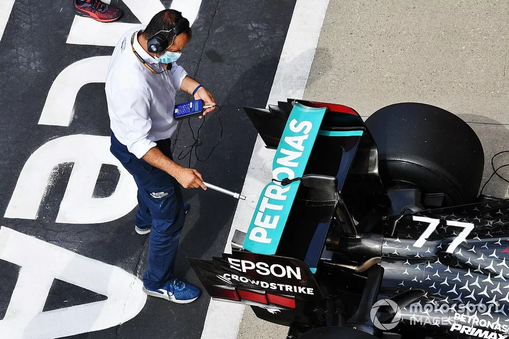 Een FIA-gedelegeerde controleert de auto van Valtteri Bottas, Mercedes F1 W11