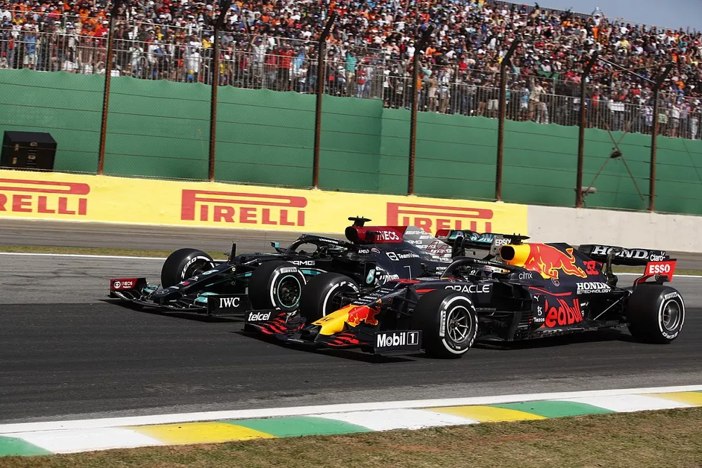 Max Verstappen, Red Bull Racing RB16B, e Lewis Hamilton, Mercedes W12