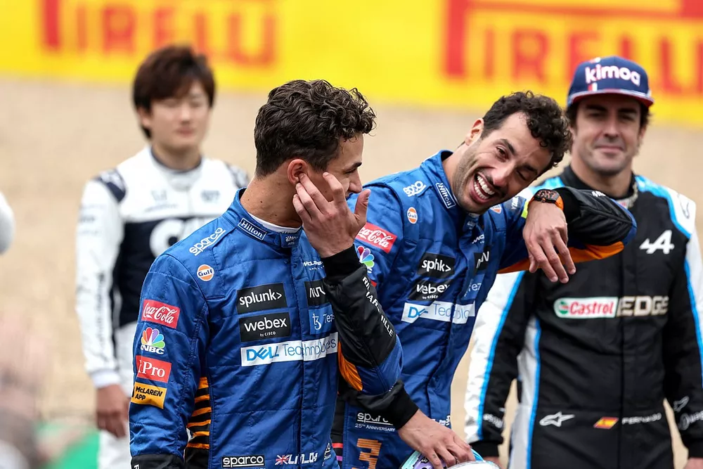 Lando Norris, McLaren y Daniel Ricciardo, McLaren antes de la presentaci&oacute;n del coche de F&oacute;rmula 1 de 2022